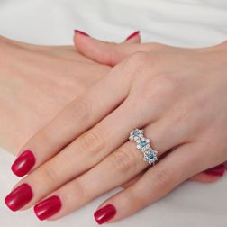 Anello Trilogy Fiore di Diamanti e Diamanti Blu indossato