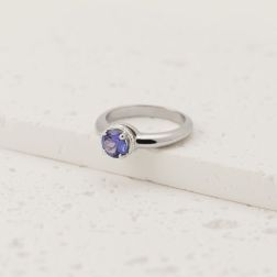 Anello Solitario tondo con Tanzanite e 18 Diamanti Oro Bianco