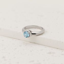 Anello Solitario tondo con Acquamarina e 18 Diamanti Oro Bianco