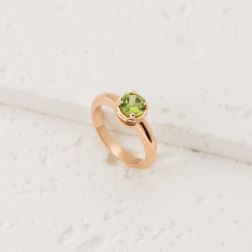 Round Solitaire Ring with Peridot and 18 Diamonds in Rose Gold