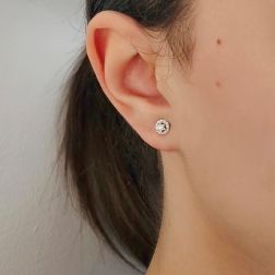 Orecchini Punto Luce Diamanti 0.079ct Ciascuno Contornati Foto Indossata