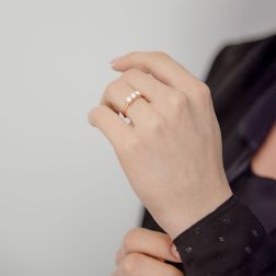 Anello Trilogy Crociera in Oro Rosa con Diamanti certificati GIA foto indossata