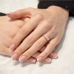 Anello Trilogy Crociera in Oro Rosa con Diamanti certificati GIA foto indossata
