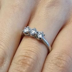 Anello Trilogy Crociera in Oro Bianco con Diamanti GIA foto indossata
