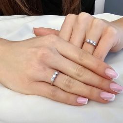 Anello Trilogy Crociera in Oro Bianco con Diamanti GIA foto indossata