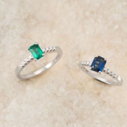 Anello Solitario Zaffiro Blu Ottagonale e 8 Diamanti in Oro Bianco - Misura 9