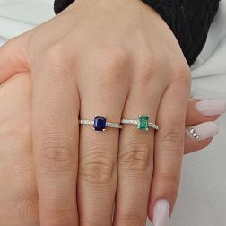Anello Solitario Zaffiro Blu Ottagonale e 8 Diamanti in Oro Bianco foto indossata