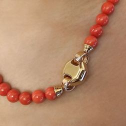Collana 49cm in Corallo Naturale 9.50-10mm con chiusura Ottagonale Oro Giallo e Rosa foto indossata