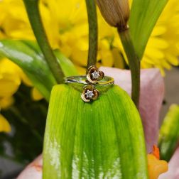 Anello Due Fiori con Diamanti oro giallo e oro bianco