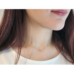Collana Punto Luce Circle Sfaccettato da 0,05 ct foto indossata
