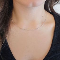 Girocollo Semirigido Flessibile filo a Onda Sfaccettato Oro Bianco foto indossata