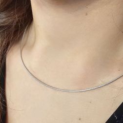Girocollo Semirigido Flessibile Tubolare 1.30mm Sfaccettato Oro Bianco foto indossata