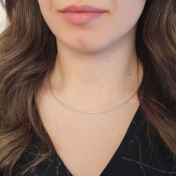 Girocollo Semirigido Flessibile Tubolare 1.30mm Sfaccettato Oro Bianco foto indossata