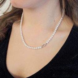 Collana Perle 5mm Fresh Water chiusura Goccia in Oro Bianco e Diamanti foto indossata