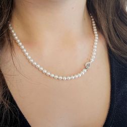 Collana Perle 5mm Fresh Water chiusura Goccia in Oro Bianco e Diamanti foto indossata