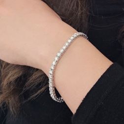 Bracciale Tennis a Piramide Diamanti x 4.10mm foto indossata