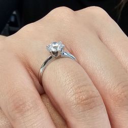 Solitario Pantelleria Oro Bianco 18kt Diamante 0.90ct foto indossata