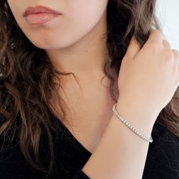 Bracciale Tennis a Piramide Diamanti 20cm x 3.20mm foto indossata