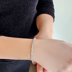 Bracciale Tennis a Piramide Diamanti 20cm x 3.20mm foto indossata