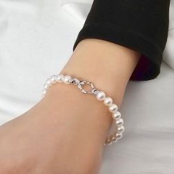 foto indossata Bracciale Perle Fresh Water 6-6.50mm chiusura fiore Oro Bianco 18kt
