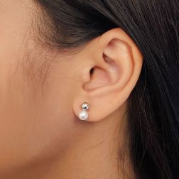 Orecchini Sfera 5mm in Oro Bianco e Perla Fresh Water 5.5mm foto indossata