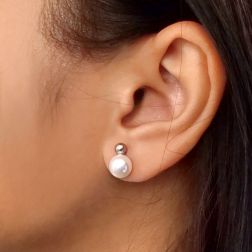 Photo of worn Orecchini Sfera 4mm in Oro Bianco e Perla Fresh Water 7.5mm