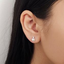 Orecchini Perle Akoya 5.5mm con Diamanti 0.05ct foto indossata