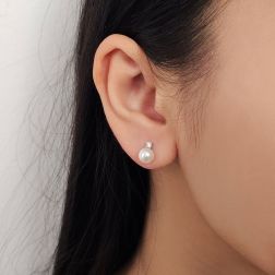 Orecchini Perle Akoya 6.5mm con Diamanti 0.07ct foto indossata