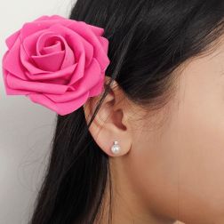 Orecchini Perle Akoya 6.5mm con Diamanti 0.07ct foto indossata