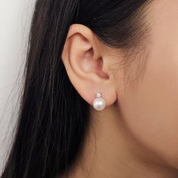 Orecchini Perle Akoya 8.5mm con Diamanti 0.11ct foto indossata