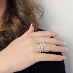 Anello Veretta Contrarié di Diamanti 1.80ct in Oro Bianco foto indossata