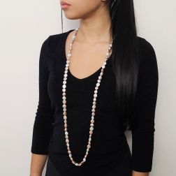 Collana Lunga 114cm Perle Rosa a bottone senza chiusura foto indossata