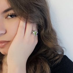 Anello Design Aperto Peridoto 9mm e Ametista 7mm contorno Diamanti foto indossata