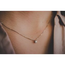 Girocollo Solitario Punto Luce Simple 0.22ct foto indossata