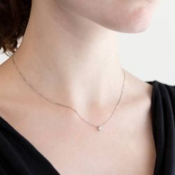 Girocollo Solitario Punto Luce Simple 0.22ct foto indossata
