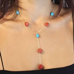 Collana Girocollo con Laccetto in Oro Giallo con Corallo e Turchese foto indossata
