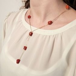 Collana con Laccetto in Oro Giallo e Corallo Rosso foto indossata