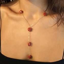 Collana con Laccetto in Oro Giallo e Corallo Rosso foto indossata