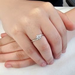 Solitario Panarea Diamante 0.70ct foto indossata