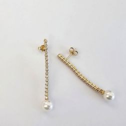 Orecchini Pendenti in Oro Giallo con 34 Diamanti e Perle Akoya