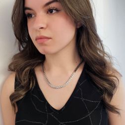 Photo of worn 45cm Venetian chain necklace – 5.2mm