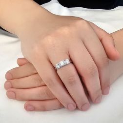 Anello Trilogy Centro da 0.57ct/0.60ct e lati da 0.38ct foto indossata