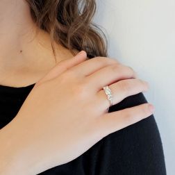 Anello Trilogy Centro da 0.57ct/0.60ct e lati da 0.38ct foto indossata