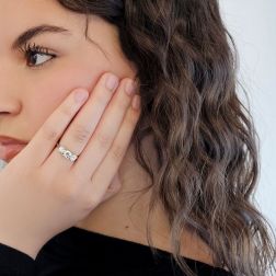 Anello Trilogy Centro da 0.57ct/0.60ct e lati da 0.38ct foto indossata