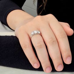 Anello Trilogy Centro da 0.57ct/0.60ct e lati da 0.38ct foto indossata