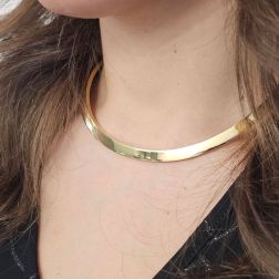 Girocollo rigido "Aura" in Oro Giallo foto indossata