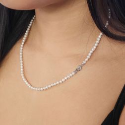 Collana Perle Freshwater cuore Oro Bianco e Diamanti foto indossata