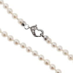 Freshwater Pearl Bracelet with a Heart-Shaped Clasp in White Gold and Diamonds