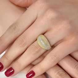 Anello Bombato Godronato in Oro Giallo con Zirconi foto indossata