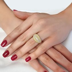 Anello Bombato Godronato in Oro Giallo con Zirconi foto indossata